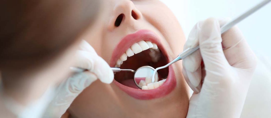 Por qué es importante realizar una revisión anual con el dentista