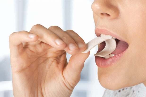 Falsos mitos sobre odontología: Mascar chicle sustituye al cepillado